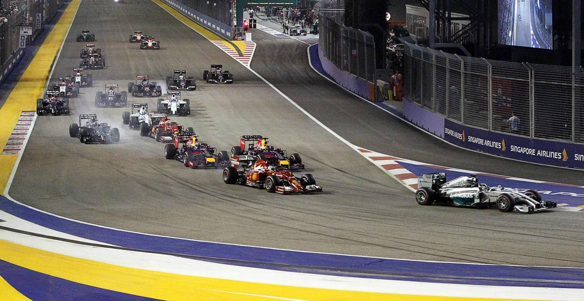 Alla prima curva  bravo Alonso a scattare davanti alle Red Bull. Afp